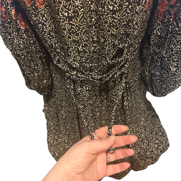 Maurice’s long sleeve dress. V cut top and tie back - Picture 4 of 9